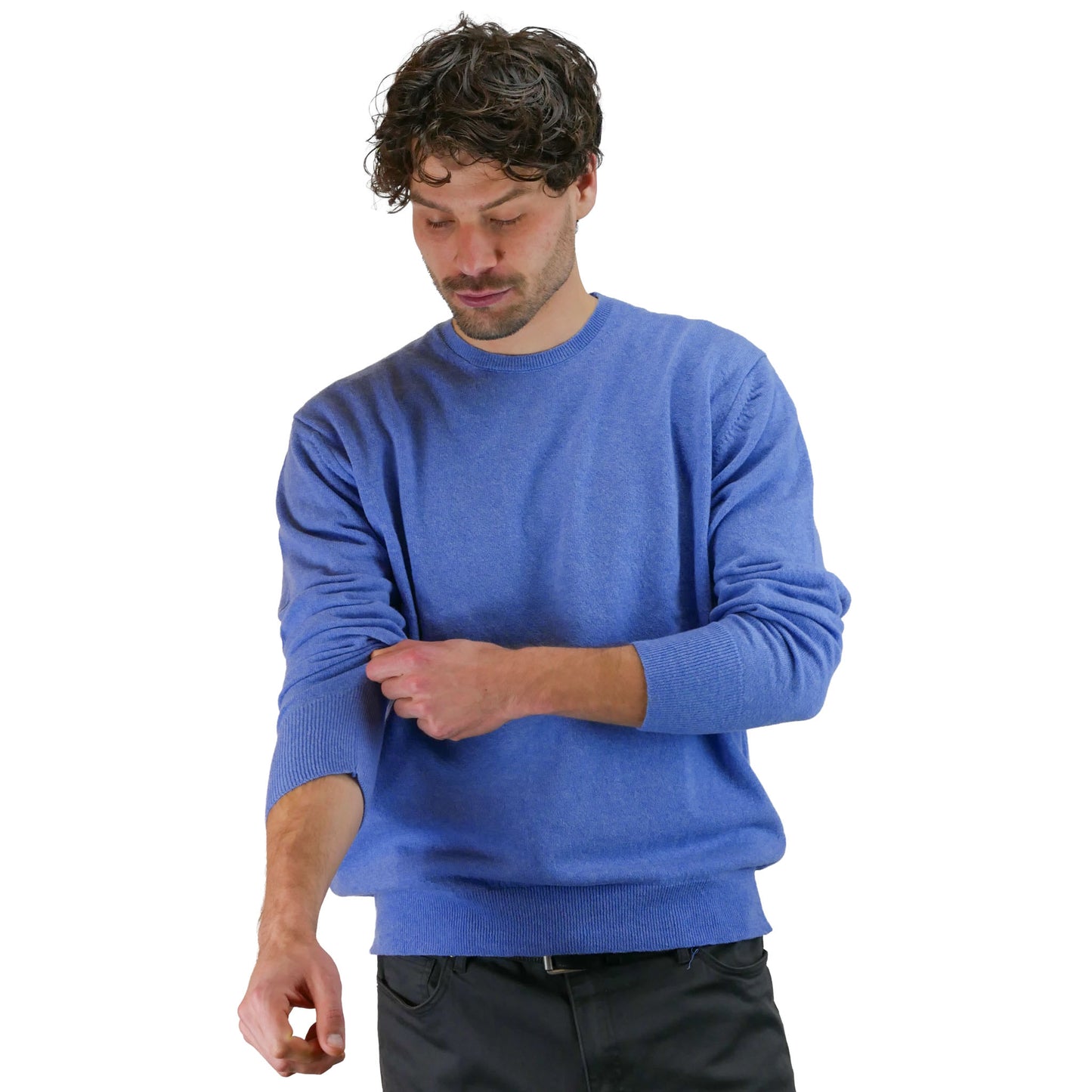 Das Model trägt einen Pullover mit Rundhalsausschnitt die Farbe ist denim. Frontansischt, die Ärmel sind leicht nach oben geschoben.