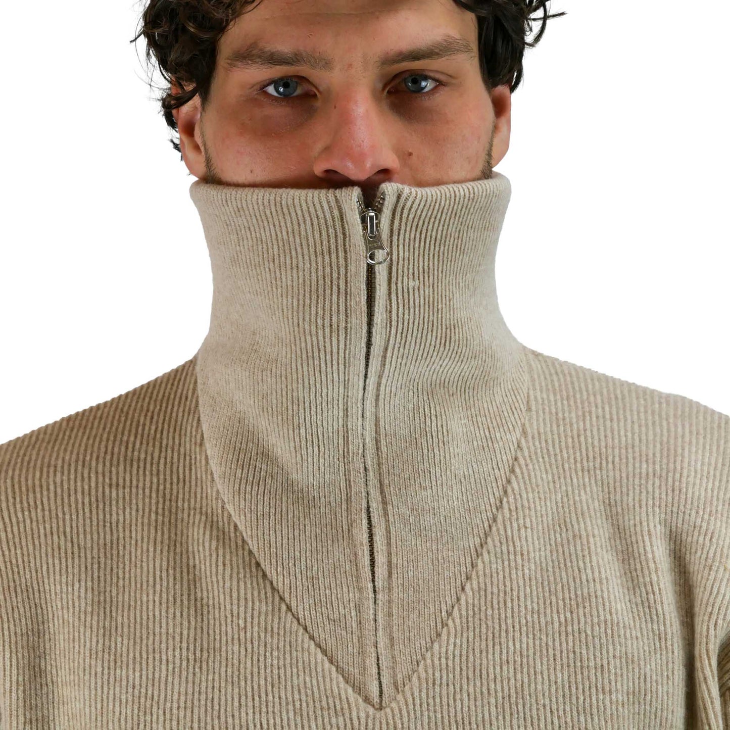 Herr trägt natur-farbenen Boragno Troyer-Pullover aus Lambswool mit halbem Reißverschluss und hohem Kragen.